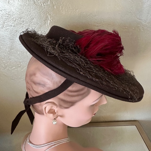 OPULENT 1940s\' BROWN FELT TILT HAT WITH GROSGRAIN BOW, VEIL & FUCHSIA FEATHERS main image 5